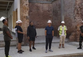 Pangdam V Brw saat mengunjungi benteng Vanden Bosh