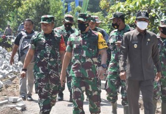 Mayjend TNI Junaedi saat tinjau TMMD Ke 114 Kodim Ngawi