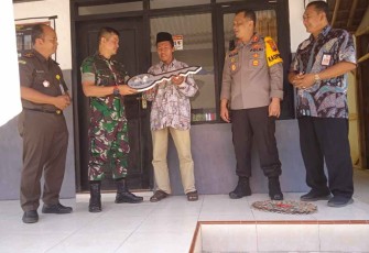 Dandim Pacitan saat menyerahkan kunci rutilahu rumah warga 