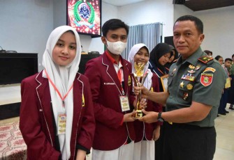 Danrem 091/ASN saat memberikan trophy juara lomba cerdas cermat