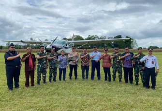 Foto bersama saat ujicoba landing penerbangan perintis di kabupaten Bengkayang 