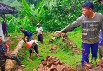 Koptu Budiono saat membantu rehab rumah warga binaannya