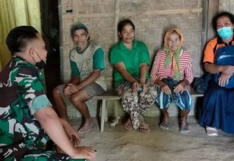 Babinsa Kebonagung saat bersilaturahmi ke rumah warga binaannya