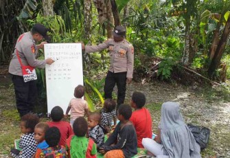 Humanisnya personel satgas mengajarkan anak-anak membaca