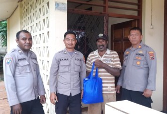 Satgas Damai Cartenz saat mengunjungi kediaman kepala suku Obet Logo