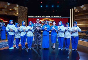 Foto bersama Danpuspomal saat acara Semarak Satria di studio 1 menara Kompas Jakarta 