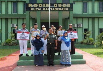 Dandim Kutai Kartanegara swafoto tim Cerdas Cermat di Makodim