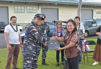 Satgas Latma Rimpac TNI AL saat memberikan bantuan ke relawan kesehatan di Hawaii