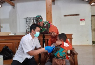 Serda Budi saat mendampingi imunisasi anak warga binaan