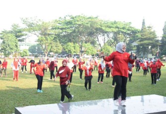 Olahraga bersama Persit KCK Cabang X-5 Rindam Jaya