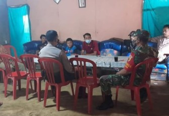 Sertu Sholeh saat bersilaturahmi ke kediaman warga binaan