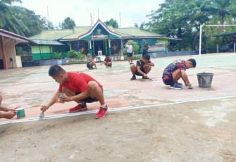 Karya bakti pembenahan lapangan voli di perbatasan 