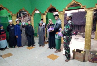 Serda Diharjo saat memberikan santunan anak kurang mampu