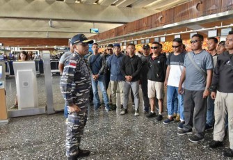 Letkol Muhammad Fuad Hasan saat melepas kepulangan unsur Marinir di bandara Hawaii