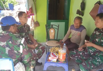 Serma Lendra saat bersama warga binaannya di Kelurahan Gantung
