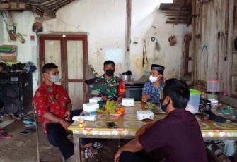 Sertu Sumiran saat komsos bersama warga binaannya