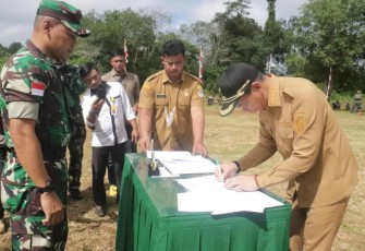 Bupati Kapuas Hulu Fransiskus Diana SH saat menandatangani naskah dimulainya pelaksanaan TMMD Ke 114 Kodim 1206/PSB