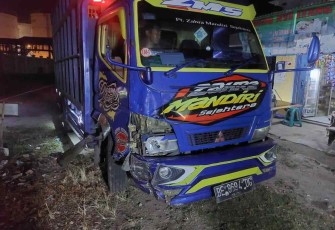 Truk bermuatan ayam yang ditabrak pemotor di jalan raya Merak Cilegon