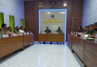Dandim Pacitan saat rapat koordinasi di makodim