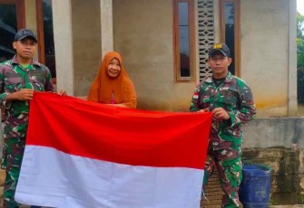 Distribusikan bendera merah-putih di perbatasan 