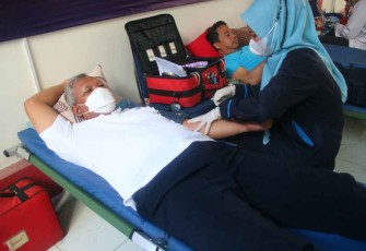 Kakanwil Kemenkumham Banten Tejo Harwanto saat donor darah