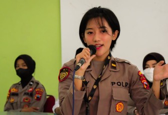 Polwan Polda Jateng saat kegiatan Polwan Goes to School di SMAN 3 Semarang