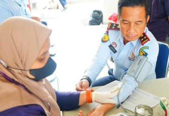 Kalapas Cilegon Sudirman Jaya saat mengikuti aksi donor darah