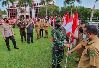 Dandim 0906/Kkr Letkol Inf Jeffry Satria saat penyerahan bendera merah-putih secara simbolis 