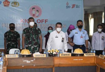 Danrem 143/HO Brigjen TNI Yufti Senjaya saat menghadiri acara percepatan penurunan stunting 