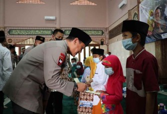 Kapolda Banten Irjen Pol Prof Dr Rudy Heriyanto saat memberikan santunan anak yatim