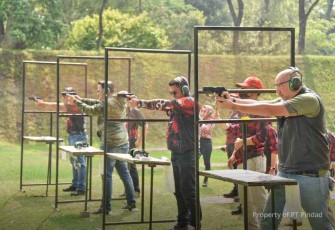 Latihan menembak di lapangan tembak PT Pindad Bandung