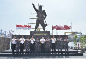 Swafoto jajaran Kolinlamil bersama delegasi angkatan laut Singapura 