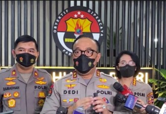 Kadiv Humas Polri saat memberikan keterangan pers 
