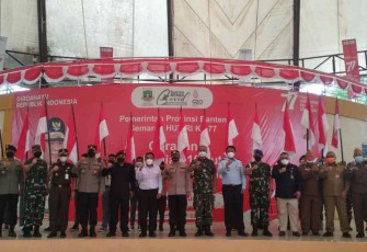 Swafoto saat ceremony gerakan pembagian 10 Juta Bendera merah putih 