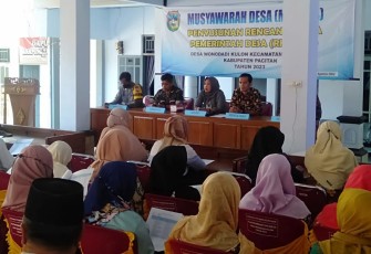 Sertu Adnan saat menghadiri rapat kerja desa