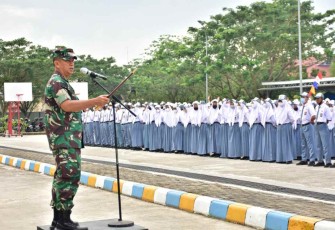 Danrem 091/ASN Brigjen TNI Dendi Suryadi saat memberikan pengarahan di SMAN 10 Samarinda 