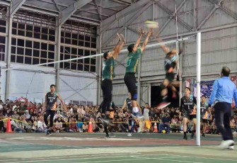 Jual beli spike final turnamen Volley Walikota di hanggar Lanud Maimun Saleh