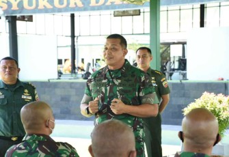 Danrem 023/KS Kol Inf Dodi Triwinarto saat memberikan motivasi prajuritnya 