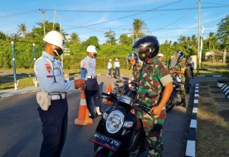 Personel Satpomau Lanud Maimun Saleh saat memeriksa kelengkapan surat kendaraan prajurit