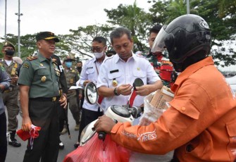 Wagub Kaltim dan Danrem 091/ASN saat membagikan bendera merah putih 