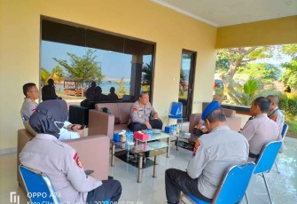 Dirpolairud Polda Banten Kombes Giuseppe Reinhard Gultom saat memberikan arahan jajarannya 