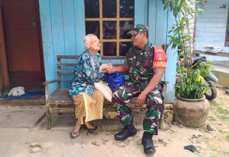 Serma Sayik saat memberikan bantuan ke warga kurang mampu di wilayah binaan