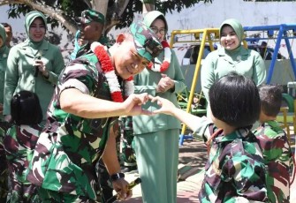 Danrem 081/DSJ Kolonel Inf Deni Rejeki saat mengungkapkan love dengan jari tangan