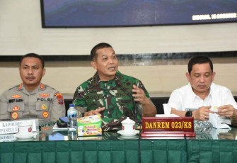 Danrem 023/KS Kol Inf Dodi Triwinarto saat pimpin rapat 