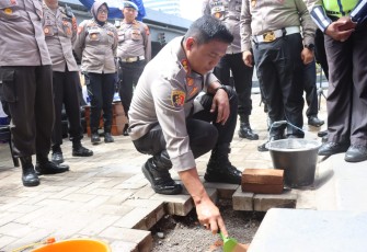 Kapolrestabes Makassar meresmikan pembangunan masjid dan tugu 