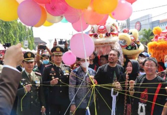 Dandim Ponorogo saat melepas balon udara bersama forkopimda