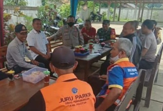 Serda Faisal saat komsos bersama warga binaanya di desa Tulakan