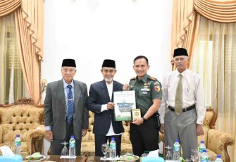 Dandim Ponorogo saat menerima cenderamata dari pondok modern Darussalam Gontor 