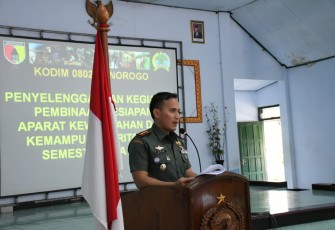Dandim 0802/Ponorogo Letkol Inf Hirta Juni Adriansyah saat membuka Binsiap Apwil dan Puanter