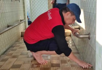Kalapas Cilegon Sudirman Jaya saat membersihkan tempat wudhu